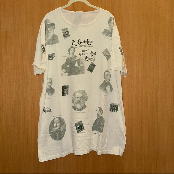 A Book Lover Never Goes to Bed Alone | Vintage T-shirt | 100% Cotton - Picture 2 of 9